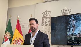 Badajoz aplica 180 litros de producto anticera para facilitar la limpieza de las calles