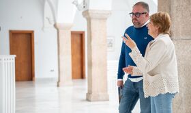 El alcalde de Mrida visita la exposicin de la emeritense Rosana Soriano en la Asamblea