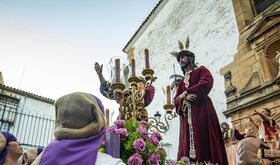  Cceres ofrece un servicio gratuito de fisioterapia a hermanos de carga y costaleros