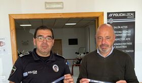 Cceres entrega pulseras identificativas para localizar a menores que van en procesiones