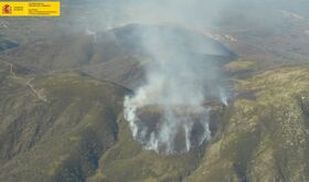 Miteco despliega siete medios areos y dos brigadas para el incendio en Losar de la Vera 