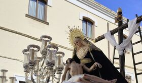 Las Angustias la Esperanza y el Santo Entierro embellecen el Viernes Santo emeritense