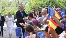 Cientos de vecinos y escolares reciben a Felipe VI a su llegada al Monasterio de Yuste 