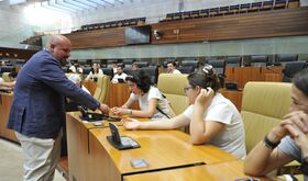40 usuarios del Centro Nuestra Seora de la Luz de Badajoz visitan la Asamblea 