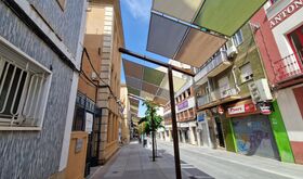 Calle Gmez Becerra de Cceres estrena toldos para dar sombra e impulsar el comercio local