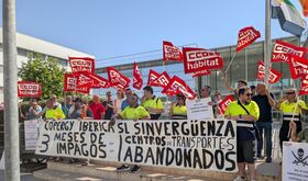 CCOO se concentra para reclamar una solucin al impago de nminas en centros de transporte