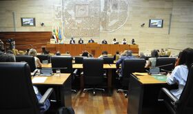 Polticas de vivienda y ayudas a los afectados por los incendios a debate en Asamblea