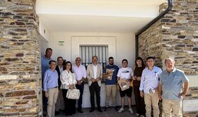 La Junta entrega las llaves de dos viviendas de promocin pblica en el Toril