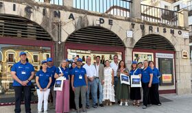 El personal de Turismo de Cceres estrena nuevos uniformes 