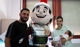 Romanito regala abono del Mrida de la nueva temporada a los bebs nacidos este mircoles