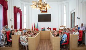 Miembros de la Casa de Extremadura de Sanlcar de Barrameda visitan el Ayuntamiento Mrida