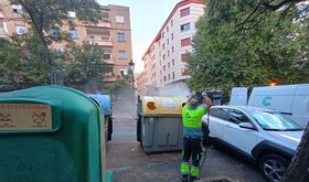 Cceres intensifica las actuaciones de limpieza y mantenimiento del mobiliario urbano