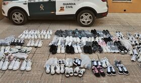 Intervienen ms de cien pares de zapatos deportivos falsificados en Almendralejo