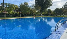 Coria cierra sus piscinas municipales por la alerta de lluvias y viento en la zona