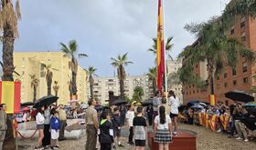 Unos 430 escolares de nueve colegios participan en Badajoz en un solemne izado de bandera