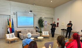 Polica acerca app mvil AlertCops a profesionales y vctimas violencia gnero en Badajoz