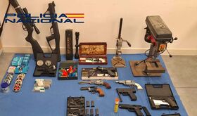 La Polica Nacional detiene en Mrida a un hombre e interviene 16 armas y rplicas