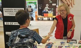 Solidaridad Carrefour entrega a Cruz Roja 9300 euros en material escolar para menores