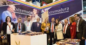 Fernndez Vara visita el espacio LGTB extremeo en FITUR durante la jornada inaugural del certamen