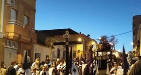 Las cofradas de San Juan y del Calvario completan con gran buen hacer sus estaciones de penitencia del Martes Santo emeritense