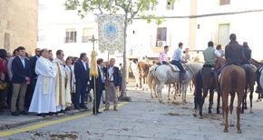 Miles de personas contemplan en Arroyo de la Luz las carreras de caballos del Da de la Luz