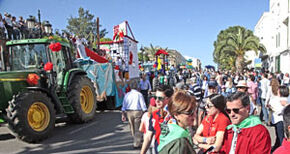 El Presidente de la Diputacin de Badajoz asiste al desfile de carrozas de la Romera de Piedraescrita