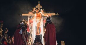 Un centenar de vecinos de Palomas se convierten en actores por un da para representar la tradicin de El Paso de la Santa Cruz