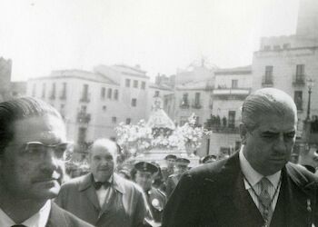 VALERIANO GUTIERREZ MACIAS ANTE LA VIRGEN DE LA MONTAÑA