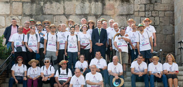 Vara recibe al grupo de senderismo de Placeat en el 50 aniversario de la asociación