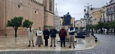 Minuto de silencio de miembros Corporación de Badajoz por última víctima violencia género