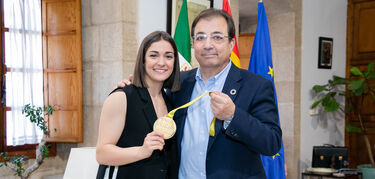 Vara recibe a la campeona de Europa de kárate Paola García Lozano