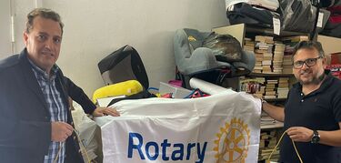 Rotary Club San Jorge dona calzado infantil a Red Madre y a la Casa de la Mujer de Cáceres