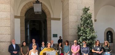 Cáceres muestra su repulsa por asesinatos de mujeres víctimas de la violencia machista