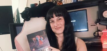 Directora con raíces extremeñas, Laura Zamora, publica “El relojero de Portales