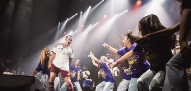 La bailarina María Seco hace vibrar al público en el concierto de Elvis Crespo 