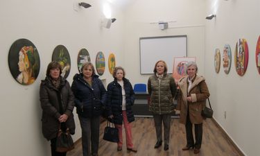 Asociación de mujeres de Cáceres expone en el Palacio de la Isla en formato redondo