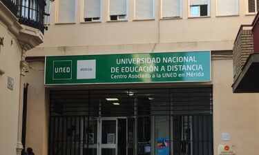 Tres cursos del IES Sáenz de Buruaga de Mérida visitan la Biblioteca de la UNED