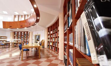 Tertulia de Margarita del Brezo en la Biblioteca Municipal de Mérida