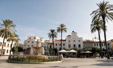 13 octubre, enclaves Mérida con iluminación por Día Mundial del Cáncer de Mama Metastásico