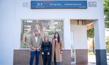 El alcalde de Mérida visita el Centro de Belleza Raquel Fernández tras cambiarse de local