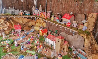 Mujeres de Casas de Miravete tejen un portal de belén de ganchillo