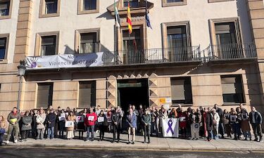 Cáceres guarda un minuto de silencio por las últimas víctimas de violencia de género 