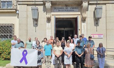 Minuto de silencio por últimas víctimas de violencia de género ante la Delegación Gobierno