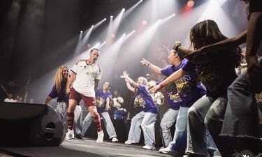 La bailarina María Seco hace vibrar al público en el concierto de Elvis Crespo 