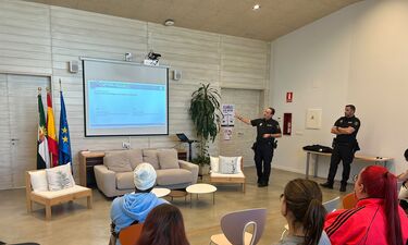 Policía acerca app móvil AlertCops a profesionales y víctimas violencia género en Badajoz