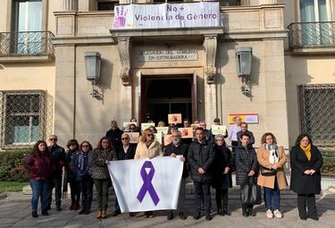 Unas 20 personas recuerdan en Badajoz a las dos últimas víctimas de violencia de género