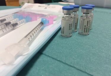 Sanidad y CCAA acuerdan enviar 25.000 dosis de vacunas a Ceuta como medida preventiva