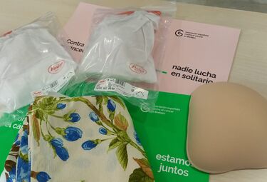 AECC Badajoz ofrece prótesis de algodón a las pacientes que sufren mastectomías
