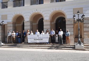 Ayuntamiento Badajoz guarda un minuto de silencio por última víctima violencia de género