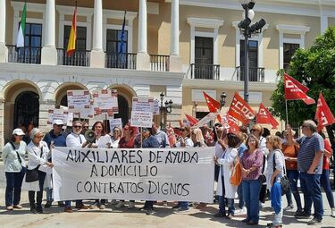 Cincuenta trabajadoras de ayuda a domicilio se concentran ante el Ayuntamiento de Badajoz